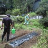 祖父母と週末菜園を楽しむ